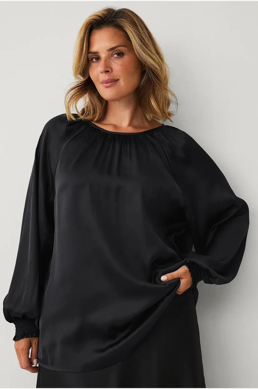 Ellos Plus collection Bluse i sateng - Svart