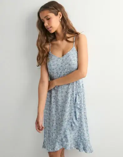 Pieces Pieces - Blå - Pcnya Strap Flounce Dress Wvn Bc