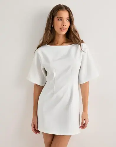 Nelly Nelly - Hvit - Shaped Short Sleeve Dress