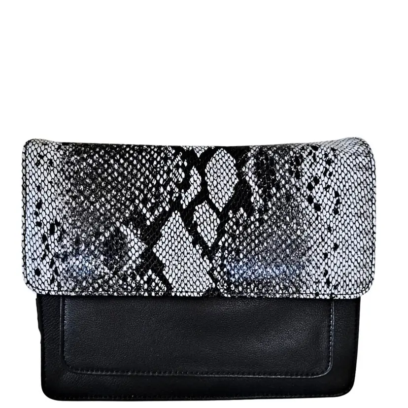 Octopus Denmark Style Qian i sort læder m. slangemønster i sort/hvid på fronten. Smuk crossbody/skuldertaske/clutch