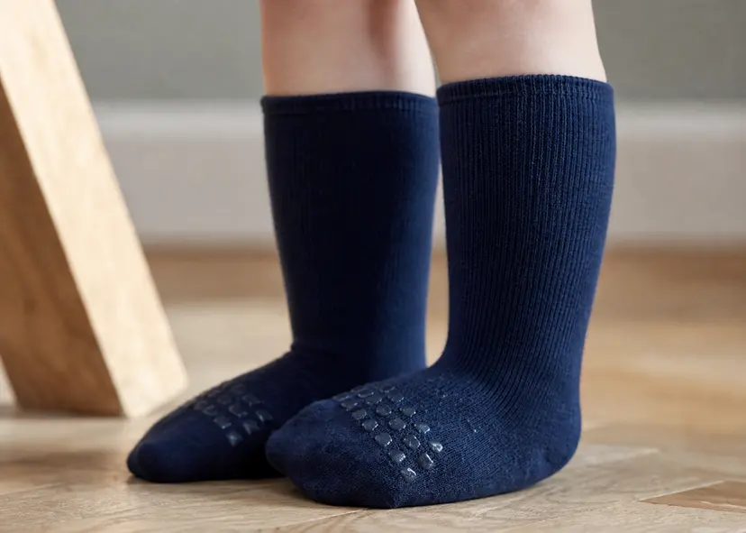 Go Baby Go Antiskli krabbesokker i bambus Dark Blue