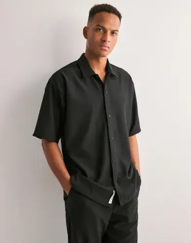 Woodbird Woodbird WBBanks Plisse Shirt Kortermede skjorter Svart