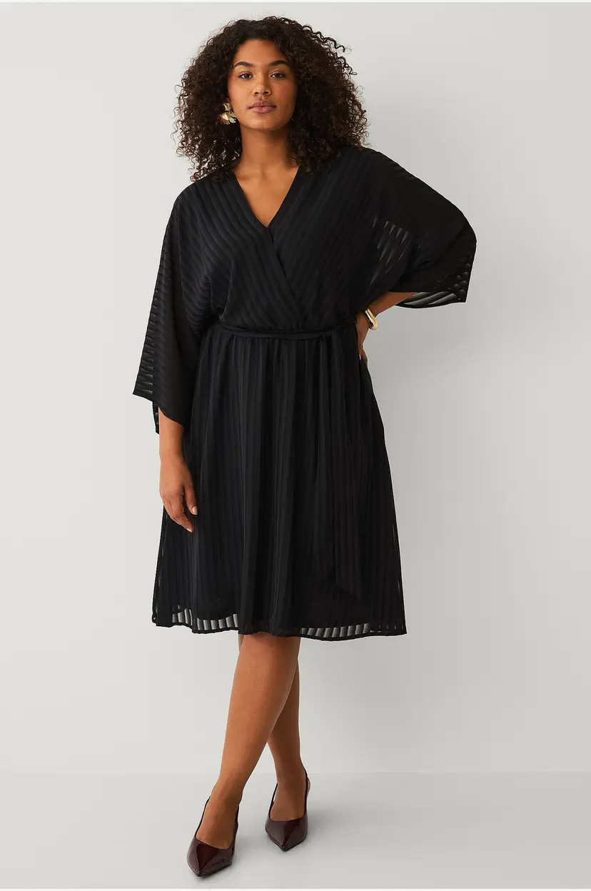 Ellos Plus collection Kjole med V-hals - Svart