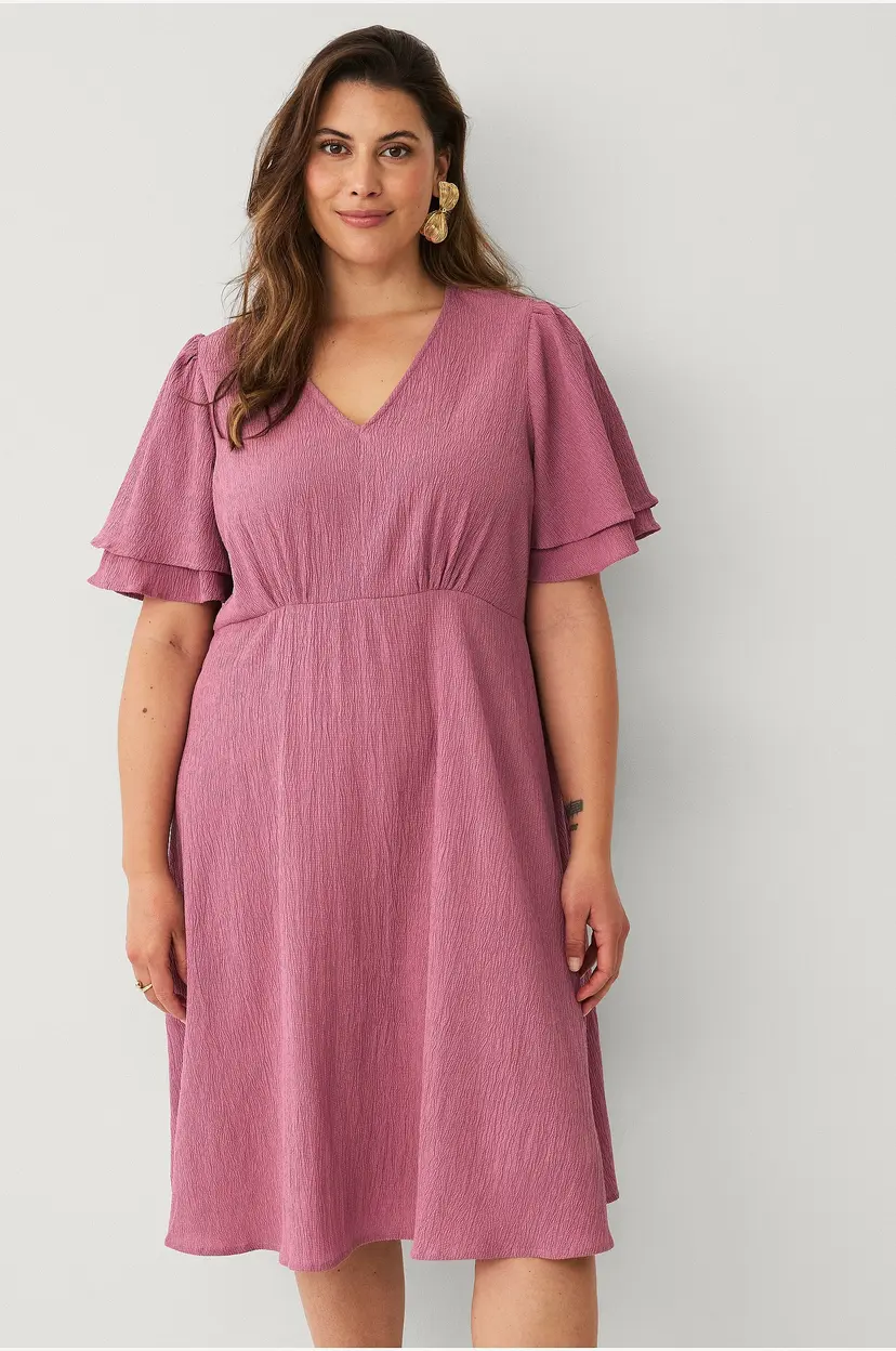 Ellos Plus collection Kjole med volanger i ermene - Rosa