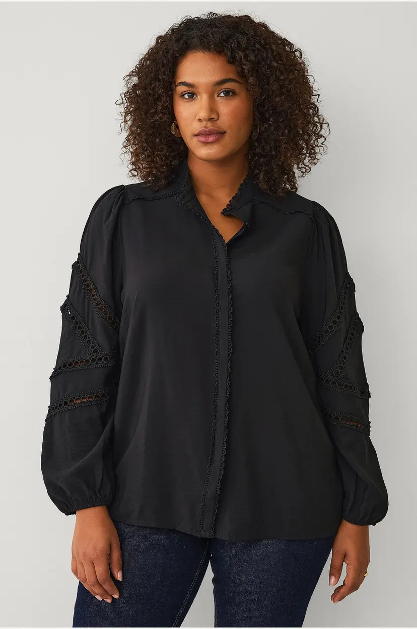 Ellos Plus collection Bluse med blondedetaljer - Svart