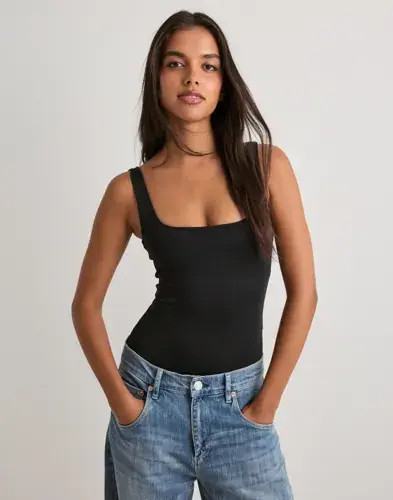 Nelly Nelly - Svart - Built In Bralette Square Body