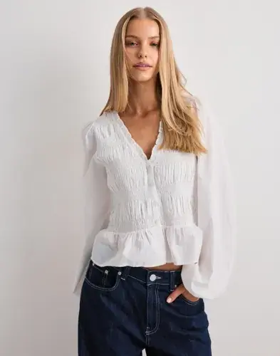 Nelly Nelly - Hvit - Flirty V-neck Blouse