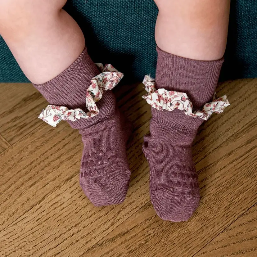 Go Baby Go Antiskli krabbesokker i bambus "Liberty" Misty Plum