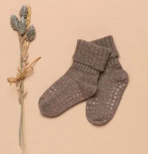 Go Baby Go Antiskli krabbesokker i alpaca Walnut