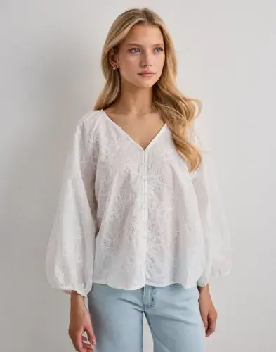 ONLY Only - Hvit - Onlzion 3/4 V-Neck Emb Top Wvn