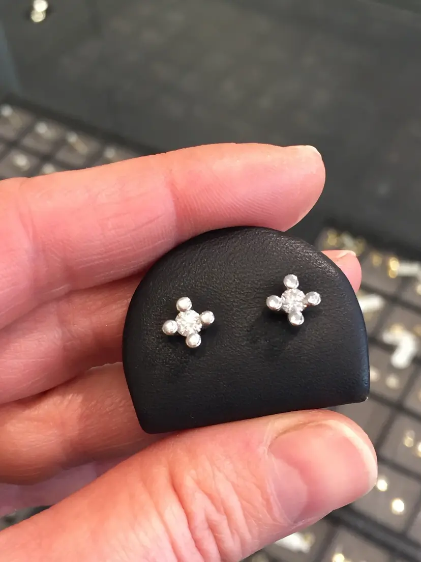 Lind Lind Øreringe - Solitaireørestikker med 2 x 0,05 ct brillanter