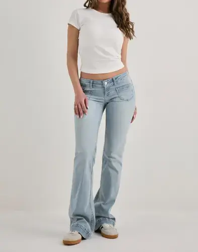 Nelly Nelly - Blå - Super Low Heart Pocket Bootcut Jeans