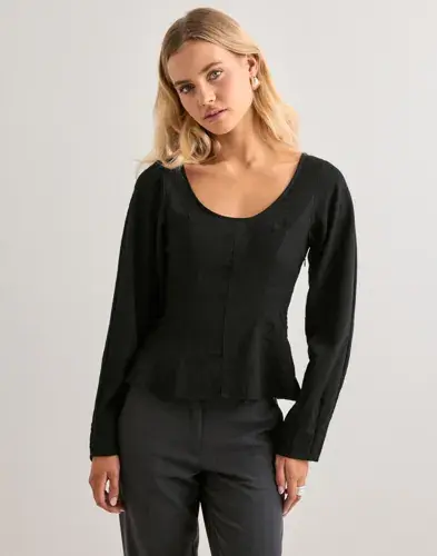 Nelly Nelly - Svart - Shaped V-neck Blouse