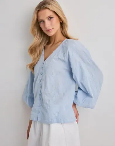 ONLY Only - Blå - Onlzion 3/4 V-Neck Emb Top Wvn