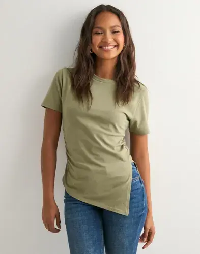 Nelly Nelly - Grønn - Asymmetric Tee