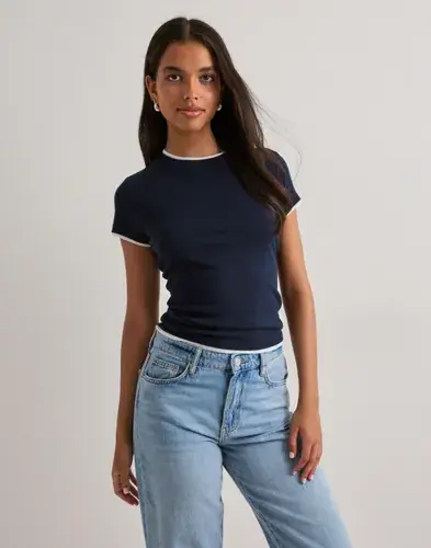 Nelly Nelly - Blå - Double Look Tee