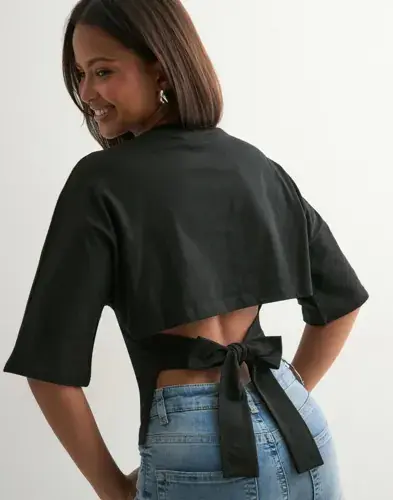 Nelly Nelly - Svart - Open Back Tie Tee
