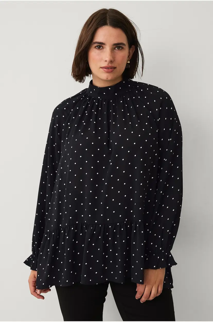 Ellos Plus collection Chiffongbluse med volanger - Svart