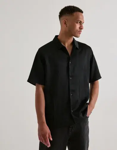 Les Deux Les Deux Hector Plissé Ss Shirt Kortermede skjorter Svart