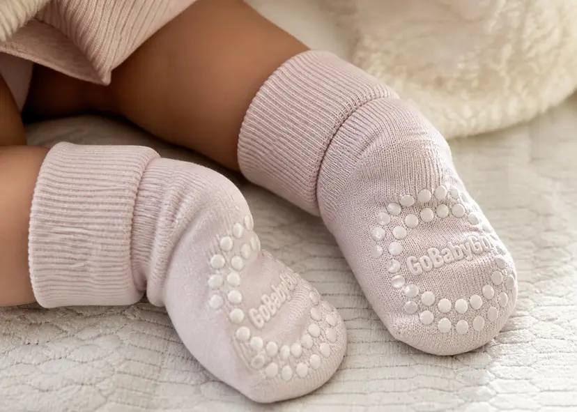 Go Baby Go Antiskli krabbesokker i bambus Soft Pink