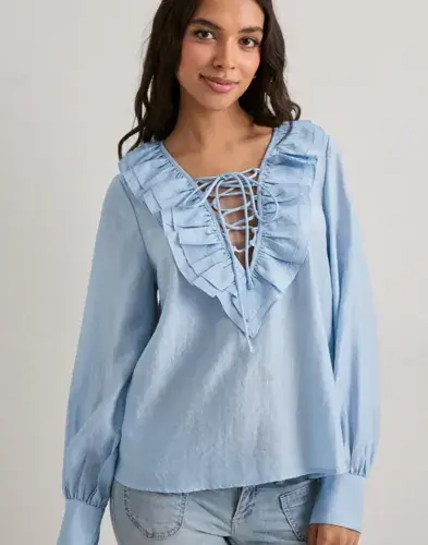 Neo Noir Neo Noir - Blå - Katarina Crepe Ruffle Blouse