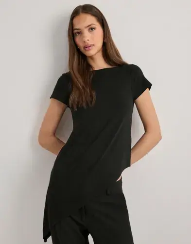 Nelly Nelly - Svart - Asymmetric Flowy Tee