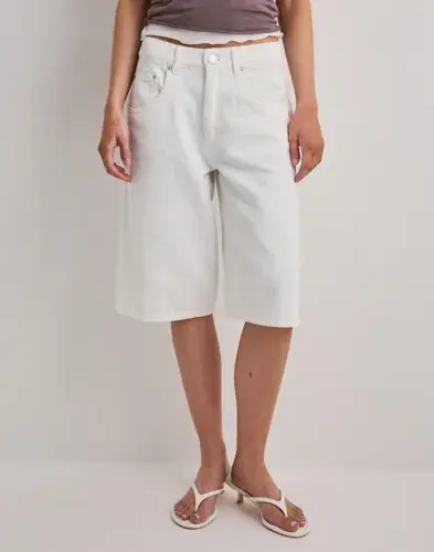Nelly Nelly - Hvit - Buckle Long Jeans Shorts