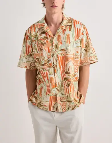 Les Deux Les Deux Palm Aop Ss Shirt Kortermede skjorter Oransje