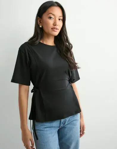 Nelly Nelly - Svart - Tie Waist Tee