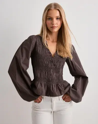 Nelly Nelly - Brun - Flirty V-neck Blouse