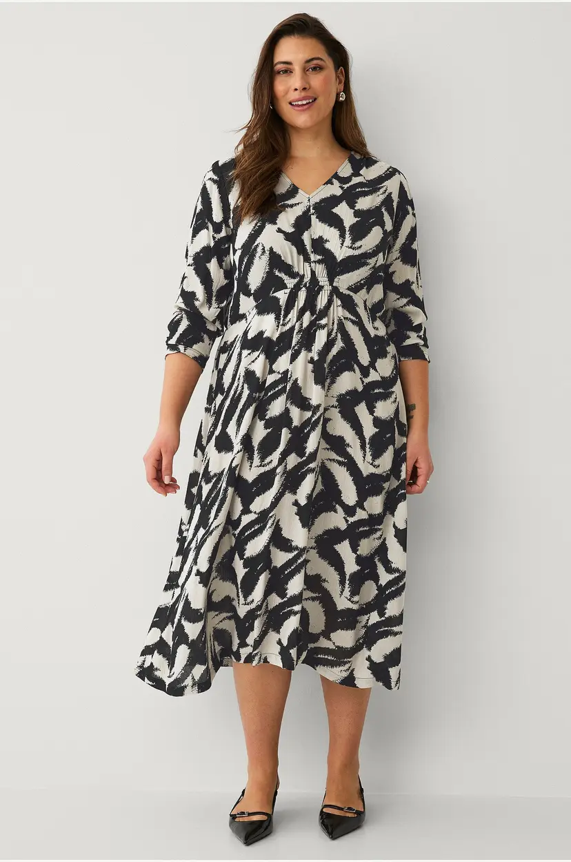 Ellos Plus collection Kjole med v-hals - Svart