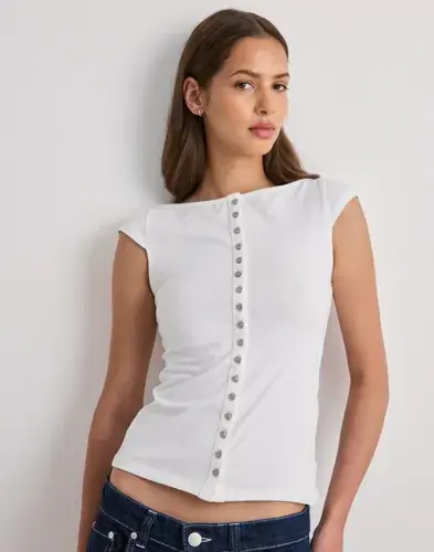 Nelly Nelly - Hvit - Front Button Tee