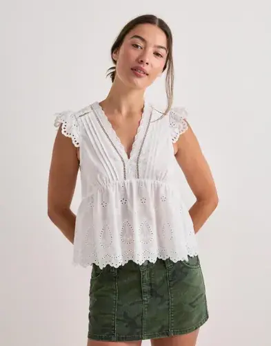 Nelly Nelly - Hvit - Embroidered Flounce Blouse