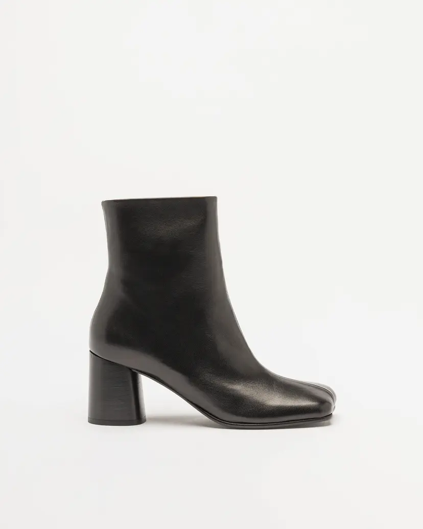The Lab.yrinth The Lab.yrinth A86 Black Ankle Boots