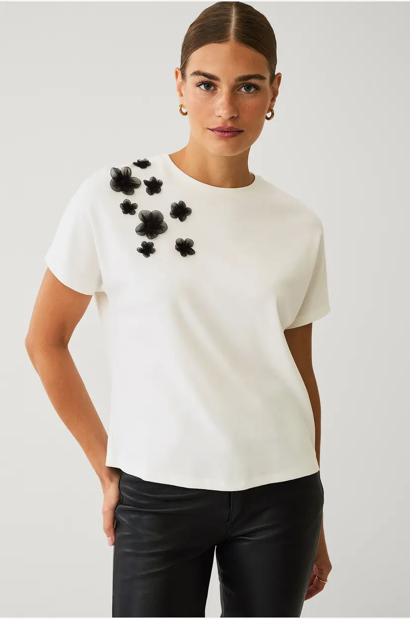 Ellos Collection Topp med blomsterapplikasjoner - Hvit