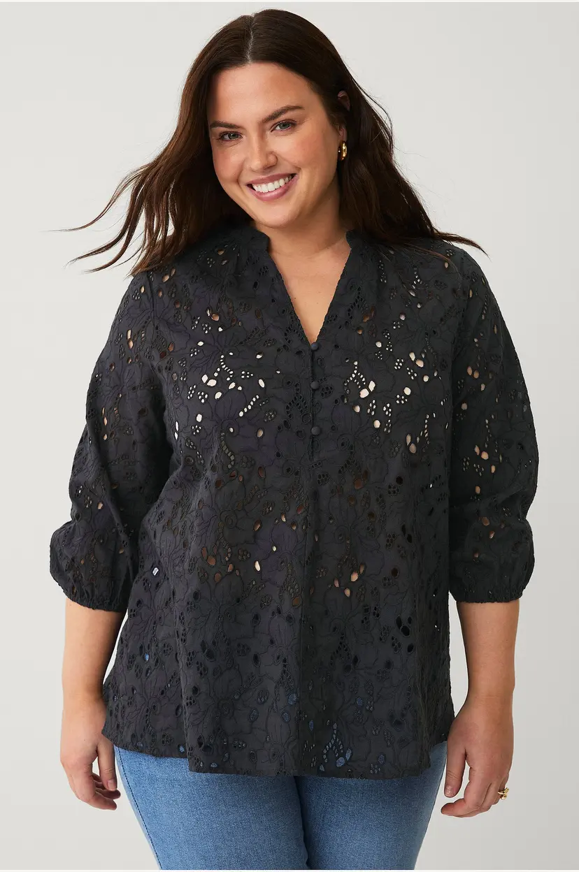Ellos Plus collection Bluse med hullbroderi - Svart