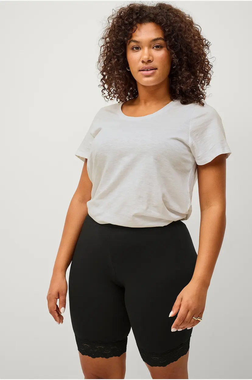 Ellos Plus collection Korte sykkelshortser med blondekant - Svart