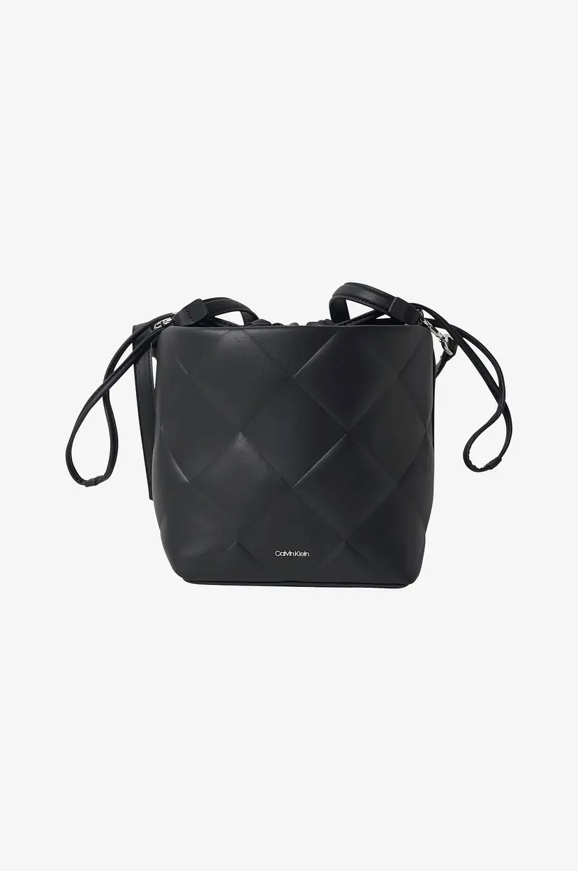 Calvin Klein Vesken Diamond Quilt Bucket Bag - Svart