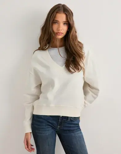 Nelly Nelly - Hvit - V Neck Barrel Sweat