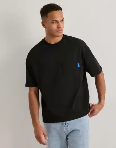 Que Sera Sera Que Sera Sera Boxy Pocket Tee Oversized t-shirts Svart