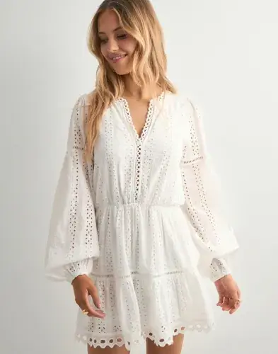 Nelly Nelly - Hvit - Embroidered Dress