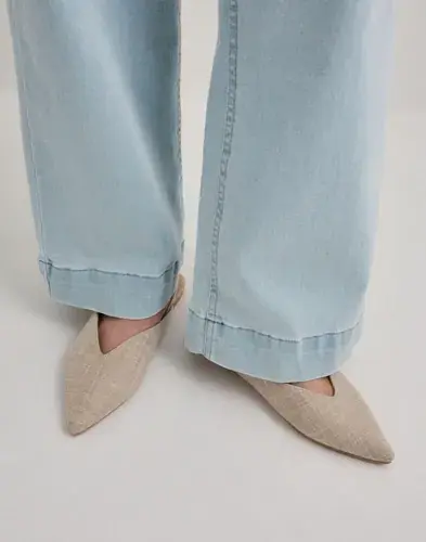 Nelly Nelly - Beige - Deep V-Shape Flat