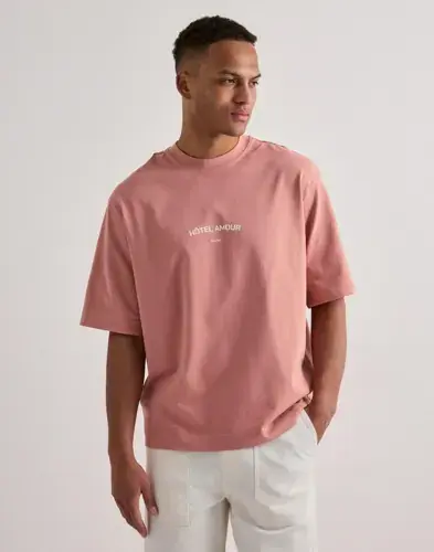 Selected Men Selected Men Slhboxyliam Ss O-Neck Tee Hotel Amo T-skjorte med trykk Rosa