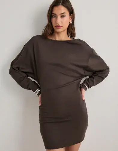 Nelly Nelly - Brun - Perfect Batsleeve Dress