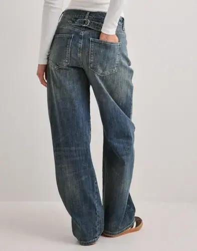 Nelly Nelly - Blå - Twisted Barrel Buckle Jeans