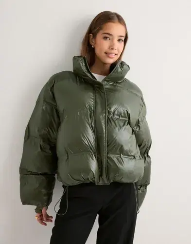 Neo Noir Neo Noir - Grønn - Rhea Shiny Puffer Jacket