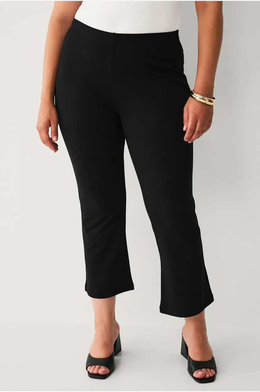 Ellos Plus collection Kortere leggings med bootcut - Svart